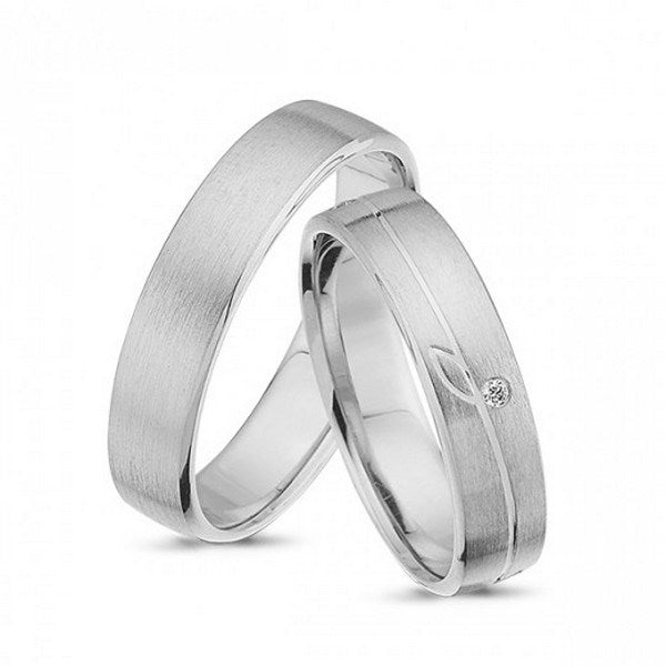 Vielsesringe fra Nuran i 14 karat hvidguld med 0,04 ct diamant og bladgravering – 5 mm brede.